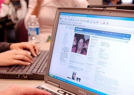 Facebook a batut Google! Cele mai accesate site-uri si cele mai cautate cuvinte pe internet in 2010! Facebook A Batut Google Cele Mai Accesate Site Uri Si Cele Mai Cautate Cuvinte Pe Internet In 2010