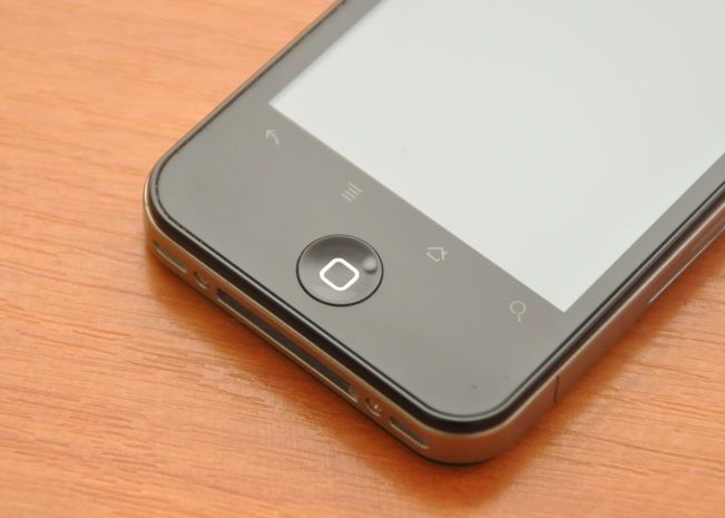Nu e iPhone 4, vine cu Android 2.2, consuma bateria precum un laptop si se afla pe bancul de probe Yoda.ro! H2000