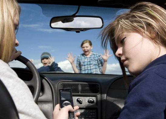 Telefoanele mobile, responsabile de 25% din accidentele rutiere Telefoanele Responsabile De 25 Din Accidentele Rutiere