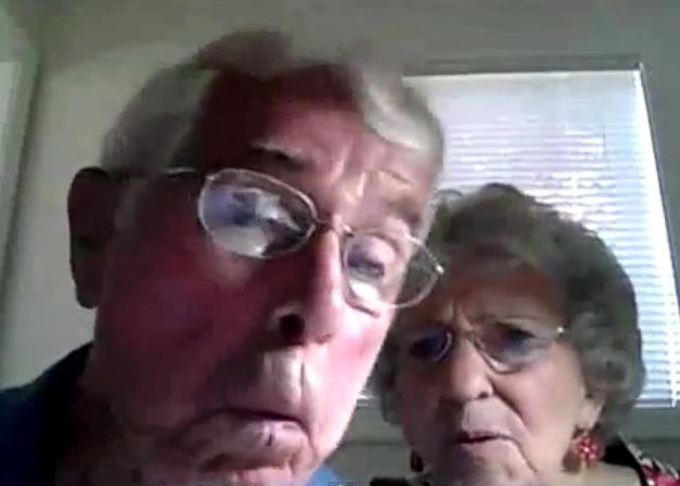 Razi cu pofta! Doi batrani invata sa foloseasca un webcam Razi Cu Pofta Doi Batrani Invata Sa Foloseasca Un Webcam