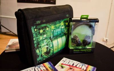 A fost lansata colectia X-Ray semnata de catre designerul Hugh Turvey, editie limitata de accesorii hi-tech. Vezi galeria foto