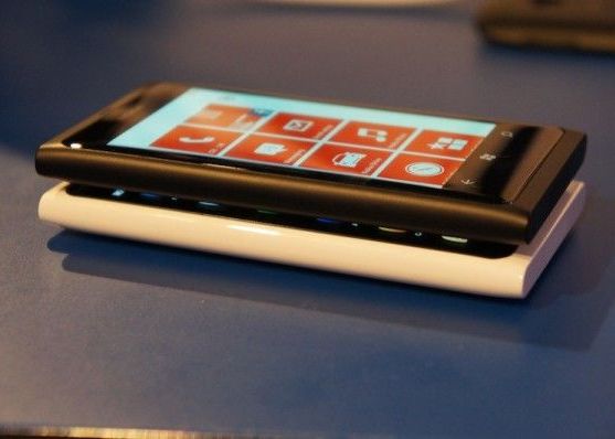 VIDEO Pe cine va miza Nokia in competitia cu iPhone 4S si Galaxy S II? Vezi diferentele dintre Nokia Lumia 800 si Nokia N9 Nokia Lumia 800 Vs Nokia N9 3