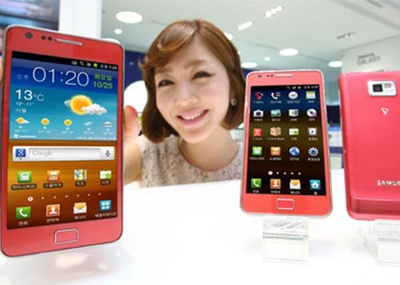 samsung galaxy s II roz Celebrul Telefon Samsung Galaxy S Ii In Varianta Feminina