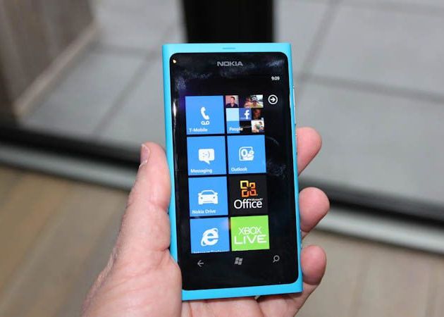 Nokia lanseaza Lumia 800 in magazinele din Europa Nokia Lanseaza Lumia 800 In Magazinele Din Europa Not Connecting People Anymore Finlandezii Revin Cu Un