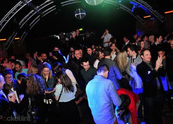 A fost ales telefonul anului 2011! Afla castigatorul: HTC Sensation, iPhone 4S sau Samsung Galaxy S II? Gadget Urile Anului 2011 Pocket Lint Vezi Care E Cel Mai Bun Telefon