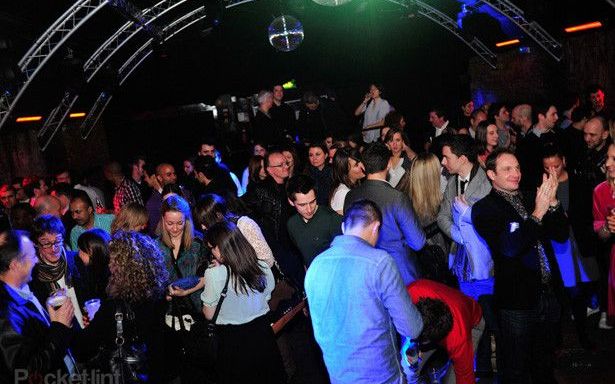 A fost ales telefonul anului 2011! Afla castigatorul: HTC Sensation, iPhone 4S sau Samsung Galaxy S II? Gadget Urile Anului 2011 Pocket Lint Vezi Care E Cel Mai Bun Telefon