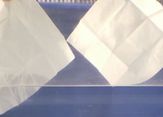 Hartia care nu se uda niciodata, o inventie prezentata la CES Hartia Care Nu Se Uda Niciodata O Inventie Prezentata La Ces