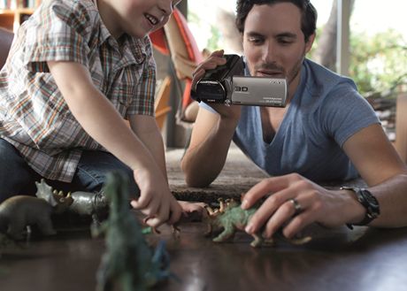 Sony lanseaza cea mai compacta camera video 3D din lume Sony Aduce Claritate Si Culori Intense Cu Noile Cybershot Si Noile Camere Video Full Hd