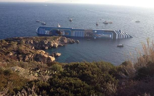 Costa Concordia Pasagerii Unei Nave De Croaziera Au Trimis Sos Uri Pe Facebook