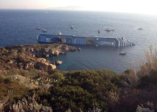 Costa Concordia Pasagerii Unei Nave De Croaziera Au Trimis Sos Uri Pe Facebook