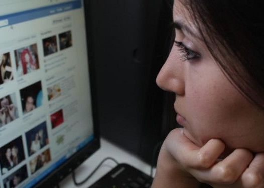 De ce sunt tristi oamenii care pretrec mai mult timp pe Facebook? De Ce Sunt Tristi Oamenii Care Intra Pe Facebook