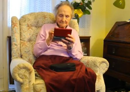 E cea mai COOL bunica din lume! La 100 de ani, se joaca pe Nintendo DS (VIDEO) E Cea Mai Cool Bunica Din Lume La 100 De Ani Se Joaca Pe Nintendo Ds Video