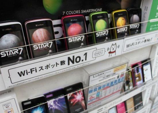 FOTO UIMITOR: iPhone si Blackberry, copiate in Japonia fara nicio rusine! Asa arata rafturile lor cu telefoane in 2012 Foto Uimitor Iphone Si Blackberry Copiate In Japonia Fara Nicio Rusine Asa Arata Rafturile Lor Cu Telefoane