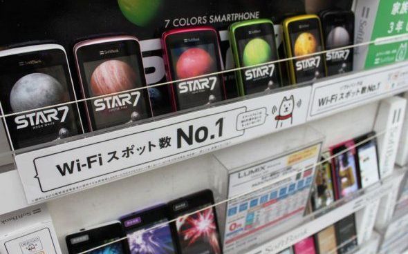 FOTO UIMITOR: iPhone si Blackberry, copiate in Japonia fara nicio rusine! Asa arata rafturile lor cu telefoane in 2012 Foto Uimitor Iphone Si Blackberry Copiate In Japonia Fara Nicio Rusine Asa Arata Rafturile Lor Cu Telefoane