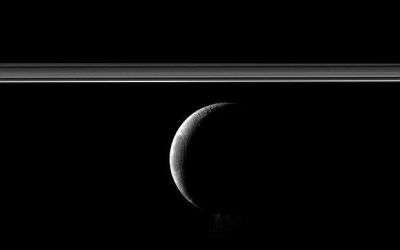 FOTO: NASA prezinta o fotografie SUPERBA cu luna lui Saturn! Imagine nemaivazuta pana acum