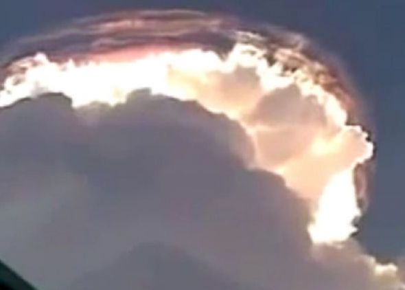 Obiect zburator stralucitor deasupra Rusiei. Imagini incredibile filmate de un cameraman amator Obiect Zburator Stralucitor Deasupra Rusiei Imagini Incredibile Filmate De Un Cameraman Amator