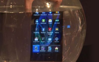 VIDEO Hands-On Panasonic Eluga, smartphone-ul japonez testat in borcanul cu apa