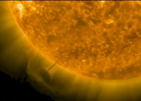 VIDEO Un OZN rotund care ia energie de la Soare, suprins in imagini. N-am nici cea mai mica idee ce este Video Un Ozn Rotund Care Ia Energie De La Soare Suprins In Imagini