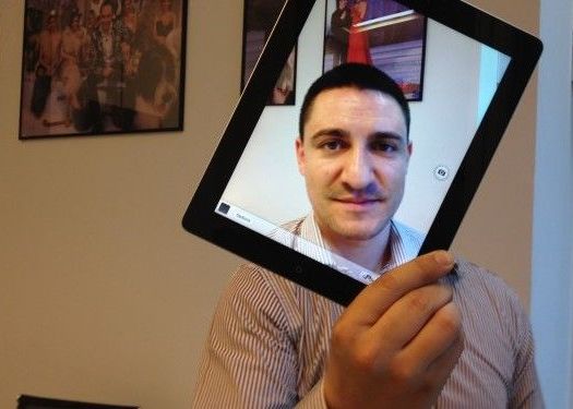 Noul iPad a ajuns pe mainile lui George Buhnici. Vezi primele impresii dupa desigilare Noul Ipad A Ajuns Pe Mainile Lui George Buhnici Vezi Primele Impresii Dupa Desigilare