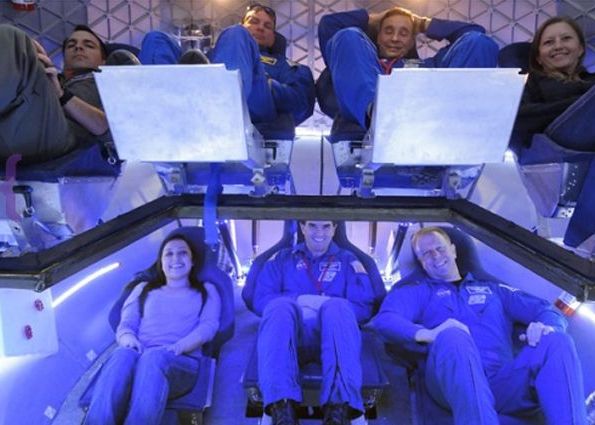 GALERIE FOTO Imagini SF din interiorul primei nave spatiale private Galerie Foto Imagini In Priemiera Din Interiorul Primei Nave Spatiale Private 1