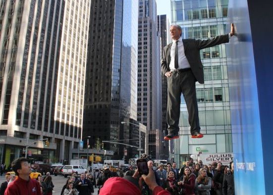 El este Superman. Un barbat a plutit deasupra Manhattan-ului El Este Superman Un Barbat A Plutit Deasupra Manhattan Ului