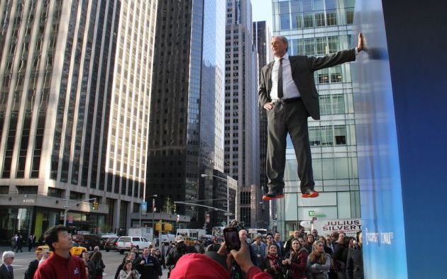 El este Superman. Un barbat a plutit deasupra Manhattan-ului El Este Superman Un Barbat A Plutit Deasupra Manhattan Ului
