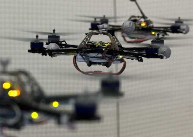 Un quadrocopter zboara prin studioul lui Dedu, iar RoboGeta spune bancuri. iLikeIT cu George Buhnici Un Quadrocopter Zboara Prin Studioul Lui Dedu Iar Robogeta Spune Bancuri Ilikeit Cu George Buhnici