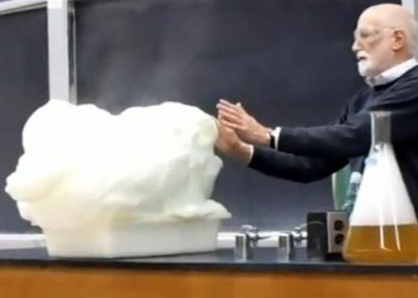 Cel mai nebun profesor! Uite ce face in clasa Cel Mai Nebun Profesor Uite Ce Face In Clasa