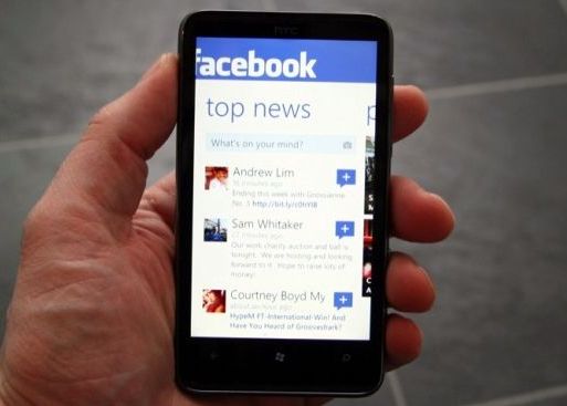 Facebook Smartphone Urile Devanseaza Calculatoarele In Timpul Socializarii Pe Facebook