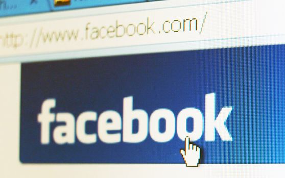 Un barbat, dat afara din cauza unui LIKE pe Facebook Un Barbat Dat Afara Din Cauza Unui Like