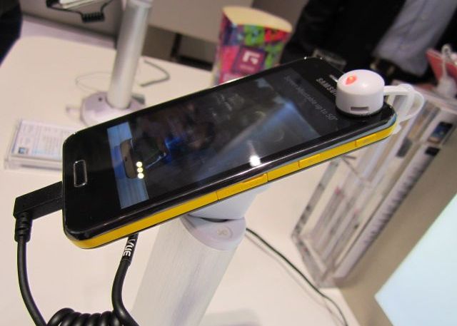 Samsung Galaxy Beam Samsung A Lansat In Romania Galaxy Beam Telefonul Cu Proiector De 50 Si Luminozitate De 15 Lumeni