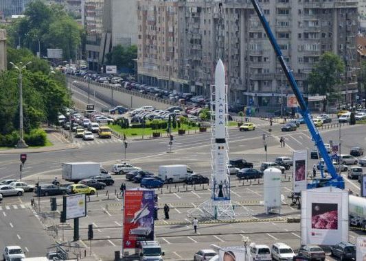 Racheta in marime naturala, in Piata Victoriei din Bucuresti Racheta In Marime Naturala Ia Piata Victoriei Din Bucuresti 1