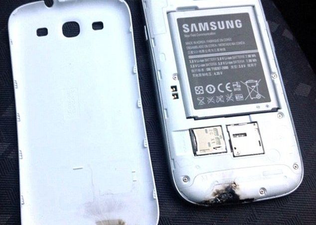 FOTO SOCANT: Un Samsung Galaxy S III a luat foc din senin. Compania, mirata Foto Socant Un Samsung Galaxy S Iii A Luat Foc Din Senin Compania Mirata