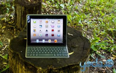 Accesorii pentru iPad: casti Bluetooth si tastatura solara