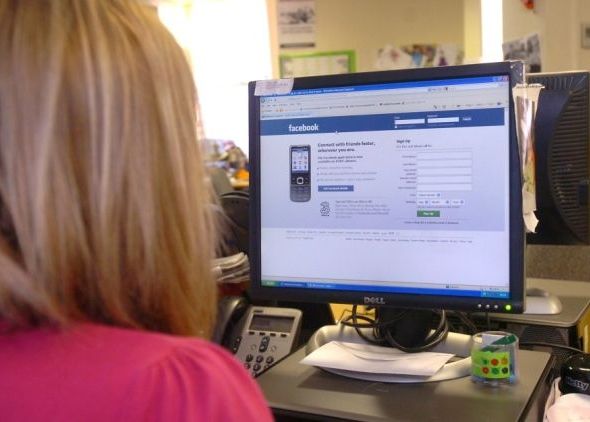 Facebook ne face tristi si fara incredere in noi VIDEO Facebook Ne Face Tristi Si Fara Incredere In Noi Video