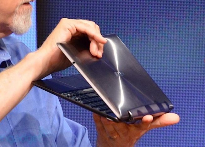 iLikeIT: George Buhnici taie mere cu un laptop de 7.000 de lei Ilikeit George Buhnici Taie Mere Cu Un Laptop De 7 000 De Lei