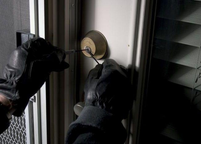 YouTube te invata smecherii: cum descui usa cu o agrafa si cum castigi mereu cand dai cu banul Youtube Te Invata Smecherii Cum Descui Usa Cu O Agrafa Si Cum Castigi Mereu Cand Dai Cu Banul