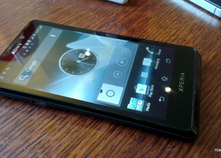 Sony Xperia T (LT30p Mint) Foto Bulgarii Au Pus Mana Pe Sony Xperia T