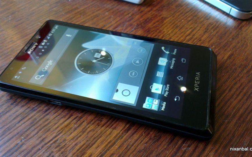 Sony Xperia T (LT30p Mint) Foto Bulgarii Au Pus Mana Pe Sony Xperia T