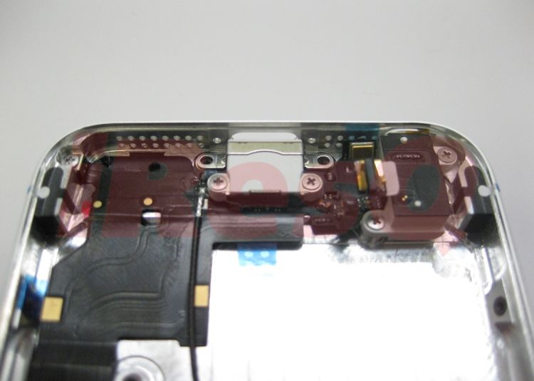 FOTO: Primele imagini cu un iPhone 5 asamblat Foto Primele Imagini Cu Un Iphone 5 Asamblat 1