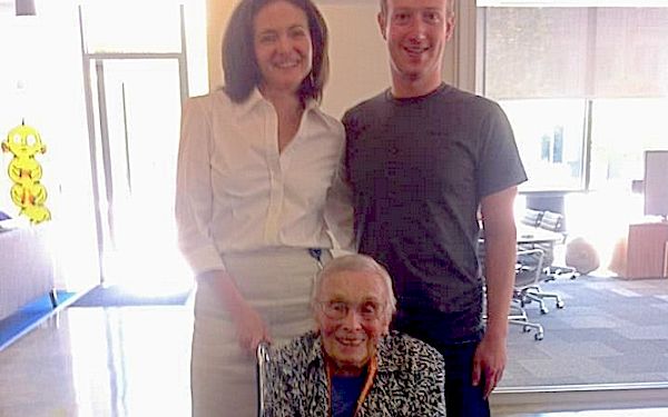 A intrat in Cartea Recordurilor prin intermediul Facebook. Multi dintre utilizatorii ii vaneaza titlul! A Intrat In Cartea Recordurilor Prin Intermediul Facebook Ea Este Cea Mai Iubita Utilizatoare A Retelei