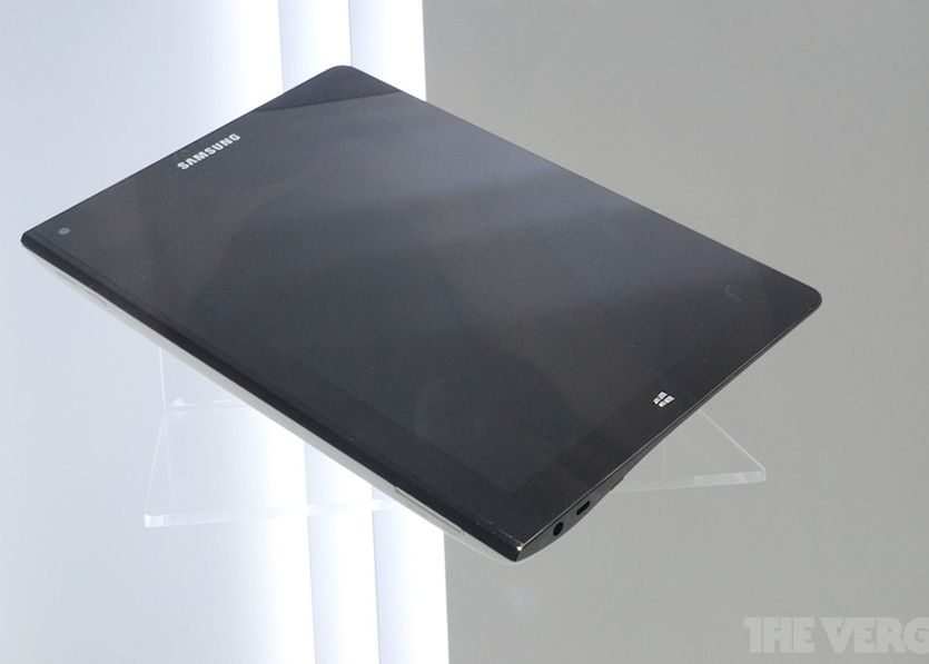 Samsung Seria 9 - dual-display laptop Video Samsung Aduce La Berlin Laptopul Cu Display Dublu