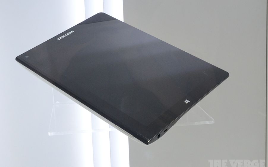 Samsung Seria 9 - dual-display laptop Video Samsung Aduce La Berlin Laptopul Cu Display Dublu