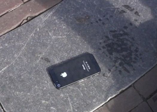 VIDEO. Experiment cu camera ascunsa. Cum reactioneaza oamenii cand vad un iPhone 5 cazut pe strada Video Experiment Cu Camera Ascunsa Cum Reactioneaza Oamenii Cand Vad Un Iphone 5 Cazut Pe Strada