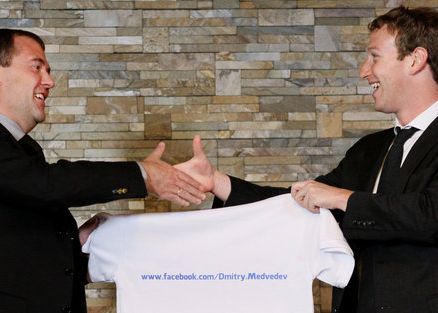 Facebook se pregateste sa cucereasca Rusia. Zuckerberg a batut palma cu Medvedev Facebook Se Pregateste Sa Cucereasca Rusia Intalnire Istorica Intre Zuckerberg Si Medvedev