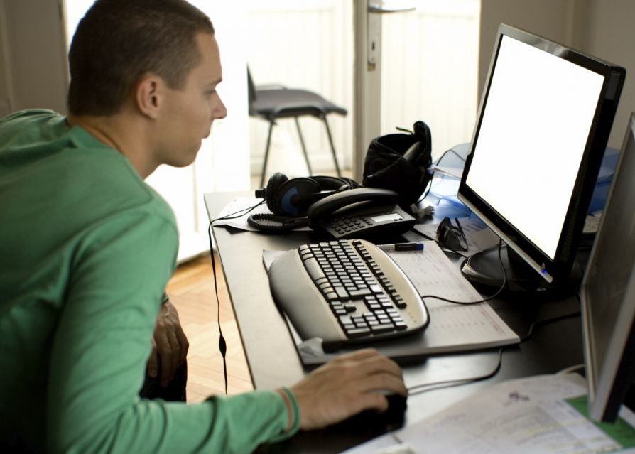 Cum ajung programatorii la salarii de 1.500 de euro/luna. Ne pregatim singuri, facultatea nu ajuta Cum Ajung Programatorii La Salarii De 1 500 De Euro Luna Ne Pregatim Singuri Facultatea Nu Ajuta