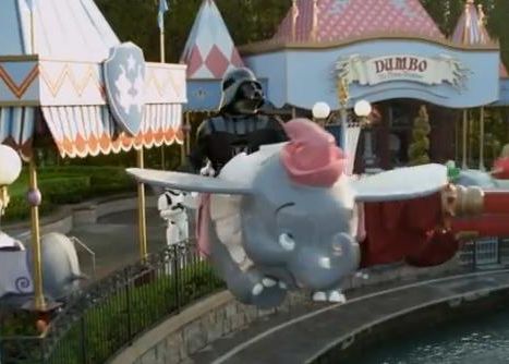 Video genial: Darth Vader a ajuns la Disney. Clipul senzational care face inconjurul lumii in acest moment Video Genial Darth Vader A Ajuns La Disney Clipul Senzational Care Face Inconjurul Lumii In Acest Moment