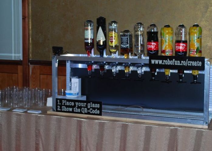 Robotul - barman. Inventia romaneasca ce prepara cocktailuri perfecte si nu vrea bacsis Robotul Barman Inventia Romaneasca Ce Prepara Cocktailuri Perfecte Si Nu Vrea Bacsis 1 1 1