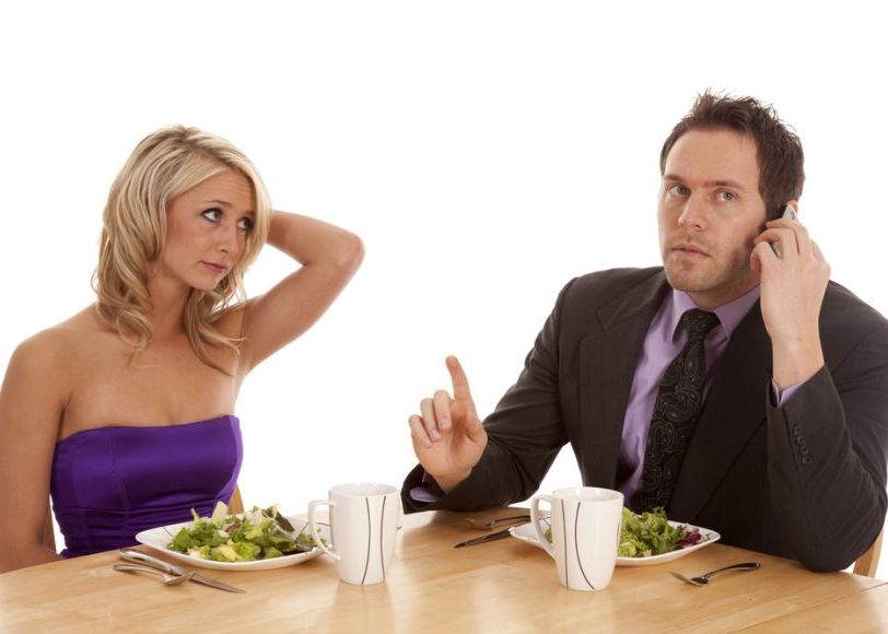 Bune maniere la masa: cum e corect sa te comporti cu smartphone-ul la restaurant Bune Maniere La Masa Cum E Corect Sa Te Comporti Cu Smartphone Ul La Restaurant