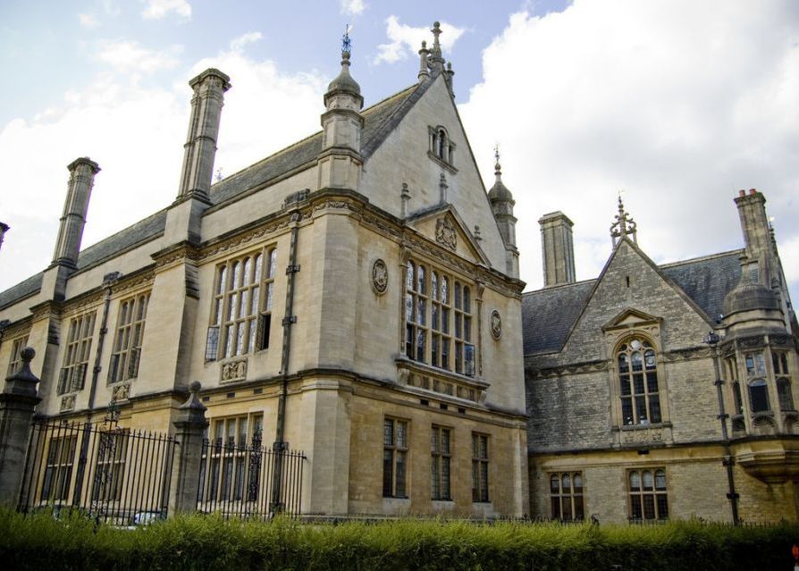 Romanii care invata la Oxford. 82 de studenti se pregatesc la prestigioasa universitate britanica Romanii Care Invata La Oxford 82 De Studenti Se Pregatesc La Prestigioasa Universitate Britanica